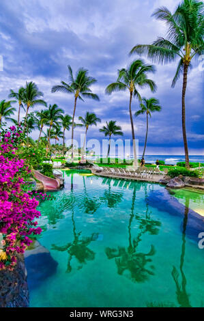 Mit Blick auf den türkisfarbenen Pool auf der tropischen Insel Koloa, Kauai, Hawaii, USA Stockfoto