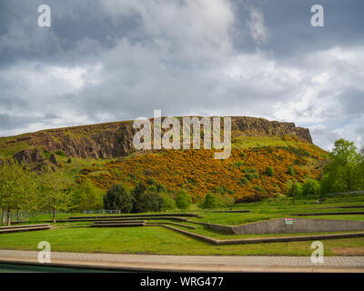 Ausblick auf Arthur's Seat in Edinburgh, Schottland, Großbritannien vom Holyrood auf einem hellen, sonnigen Tag. Stockfoto