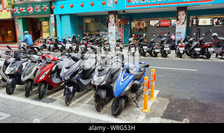 Taipei, Taiwan - Dez. 7,2018 - Typische Straße in Taipei mit geschätzten 13 Millionen Motorräder in Taiwan mit nur einer Bevölkerung von 23 Millionen Menschen Stockfoto