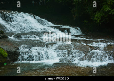 Wasser fallen, die von einem Strom in Mawlyuuong, Shillong, Cherrapunjee, Milchstraße Stockfoto