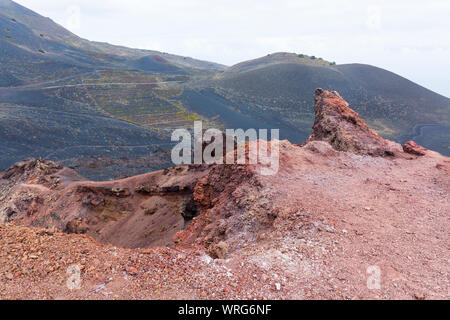 Die bunten Krater des Vulkan Teneguia im Süden von La Palma. Stockfoto