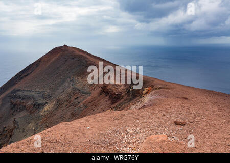 Höhepunkt des bunten Krater des Vulkan Teneguia im Süden von La Palma über dem Meer. Stockfoto