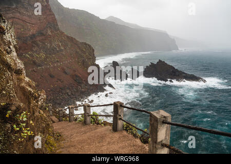 Der Weg zum Strand Playa de Nogales bei Sturm und Regen mit hohen Wellen schlagen die Klippen in La Palma, Spanien. Stockfoto