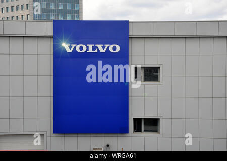 Moskau, Russland - Juli 30, 2019: Volvo Händlers Zeichen gegen den blauen Himmel. Volvo ist ein schwedischen multinationalen Automobilunternehmen Firma mit Sitz in Göteborg Stockfoto