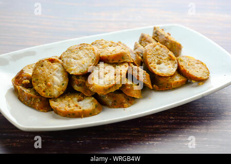 Thai würzigen Würstchen, von gehacktes Schweinefleisch mit einer Vielzahl von Zutaten, die es mit Aroma verpackt gemischt, und gibt es einen einzigartigen Duft. Stockfoto