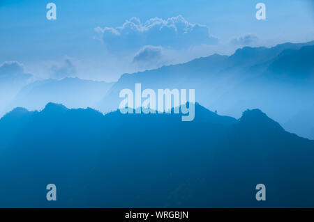 Mit Blick auf die Bergketten des Waimea Canyon State Park auf der Insel Kauai, Hawaii, USA, genannt der Grand Canyon des Pazifik. Stockfoto