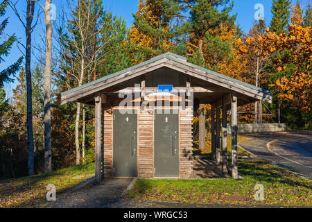 Blockhaus öffentliche Toiletten WC in Norwegen Stockfoto