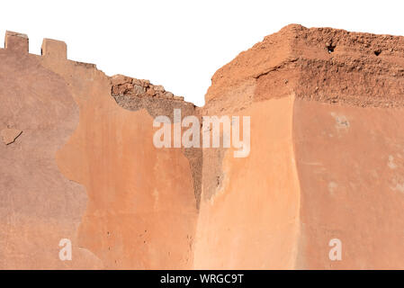 Ruinen einer alten arabischen Festung, Alte Mauer in Marokko, Detail Ruine der Burg isoliert auf weißem Hintergrund Stockfoto