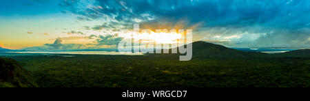 180 Grad Panorama von Sonnenaufgang über dem Regenwald von Nechisar Nationalpark, Äthiopien. Stockfoto