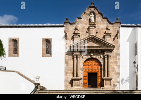 Das Portal der Kirche Iglesia Matriz de El Salvador mit blauer Himmel in Santa Cruz de la Palma, Spanien. Stockfoto