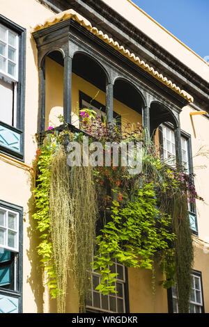 Typische traditionelle Balkons mit Blumen auf einem Haus in Santa Cruz de la Palma, Spanien. Stockfoto