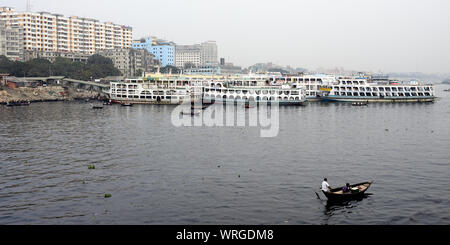 DHAKA, BANGLADESCH - 28. JANUAR 2019: geschäftigsten Personenverkehr port in Dhaka. Boote für den Transport der Völker auf der Sadarghat Buriganga Ri Stockfoto