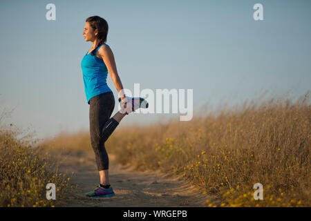 Mitte der erwachsenen Frau tun, wärmen Sie sich vor dem Training. Stockfoto