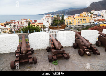 Blick vom Castillo de la Virgen in Santa Cruz de la Palma, Spanien, mit Kanonen in den Vordergrund. Stockfoto