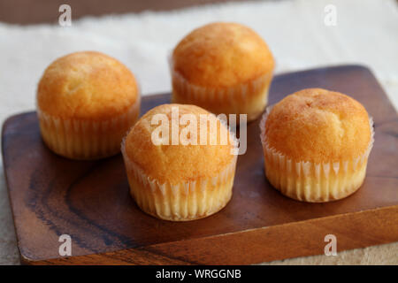 Cupcakes auf Holztisch, isoliert Stockfoto