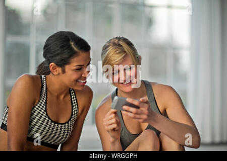 Menschen, die ein tanzender König Pose während einer Outdoor Yoga Session. Stockfoto