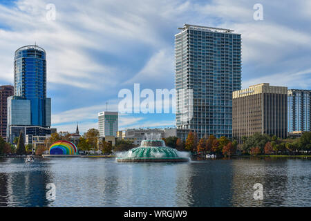 Orlando, Florida. August 17, 2019 Panoramablick auf See Eola Park im Downtown Bereich (4) Stockfoto
