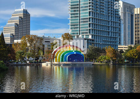 Orlando, Florida. August 17, 2019 Panoramablick auf See Eola Park im Downtown Bereich (4) Stockfoto