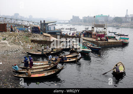 DHAKA, BANGLADESCH - 28. JANUAR 2019: geschäftigsten Personenverkehr port in Dhaka. Boote für den Transport der Völker auf der Sadarghat Buriganga Ri Stockfoto