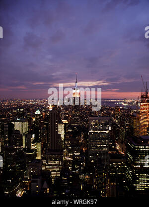 Skyline von New York City in der Dämmerung Stockfoto