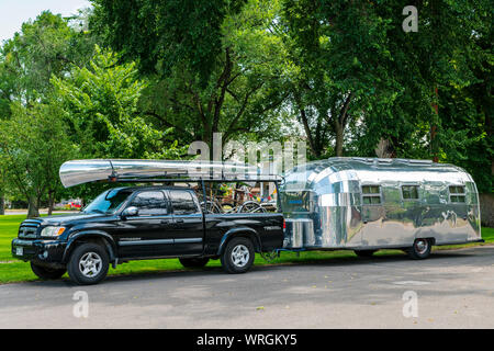 Pick-up-Truck mit silber Kanu ziehen eine silberne Airstream trailer Stockfoto