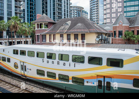 Orlando, Florida. August 17, 2019. Sunrail und teilweise mit Blick auf die alten Bahnhof an der Church Street in der Innenstadt Stockfoto