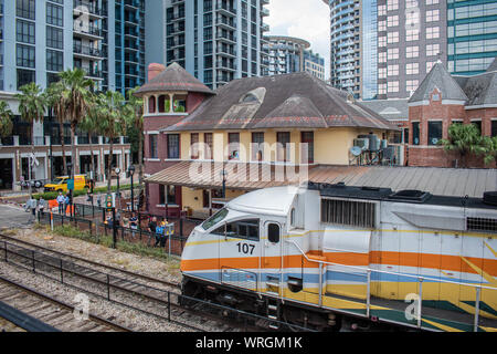 Orlando, Florida. August 17, 2019. Sunrail und teilweise mit Blick auf die alten Bahnhof an der Church Street in der Innenstadt Stockfoto