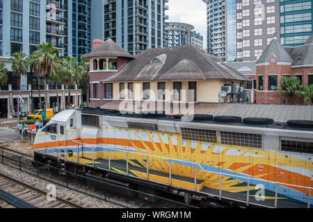 Orlando, Florida. August 17, 2019. Sunrail und teilweise mit Blick auf die alten Bahnhof an der Church Street in der Innenstadt Stockfoto