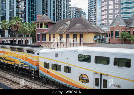 Orlando, Florida. August 17, 2019. Sunrail und teilweise mit Blick auf die alten Bahnhof an der Church Street in der Innenstadt Stockfoto