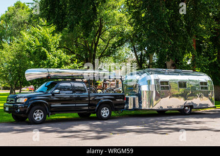 Pick-up-Truck mit silber Kanu ziehen eine silberne Airstream trailer Stockfoto