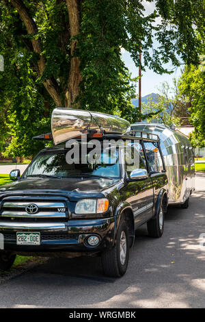 Pick-up-Truck mit silber Kanu ziehen eine silberne Airstream trailer Stockfoto