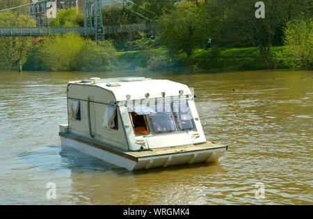 Aquatische Reisemobil entlang des Flusses Dee im Zentrum von Chester City reisen Stockfoto