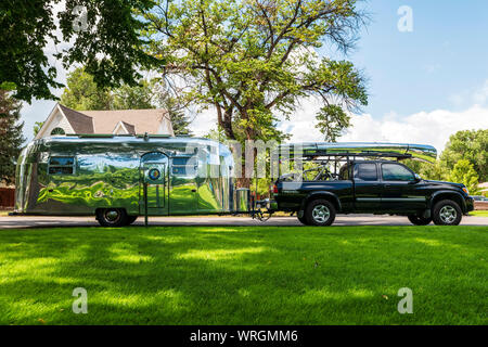 Pick-up-Truck mit silber Kanu ziehen eine silberne Airstream trailer Stockfoto