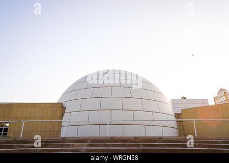 Madrid, Spanien - 25. August 2019: Kuppel des Planetariums in Madrid auf einem August Sonnenuntergang. Stockfoto