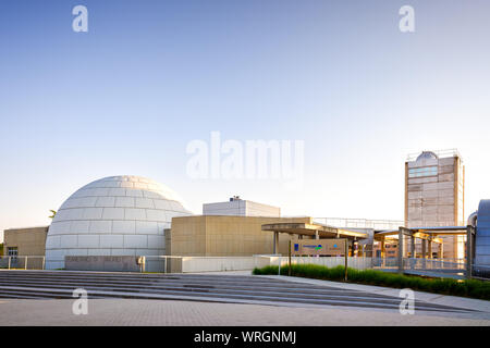 Madrid, Spanien - 25. August 2019: Eingang des Planetariums von Madrid auf einem August Sonnenuntergang. Stockfoto