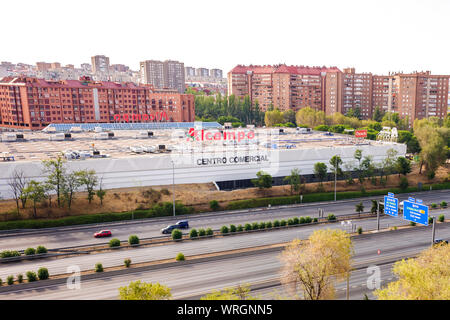 Madrid, Spanien - 25. August 2019: Fassade eines Einkaufszentrum, mit den AlCampo Supermarkt im Vordergrund. Stockfoto