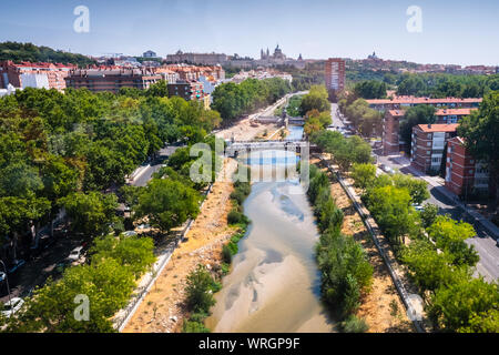 Madrid, Spanien - 25. August 2019: Luftaufnahme des Manzanares durch Madrid. Stockfoto