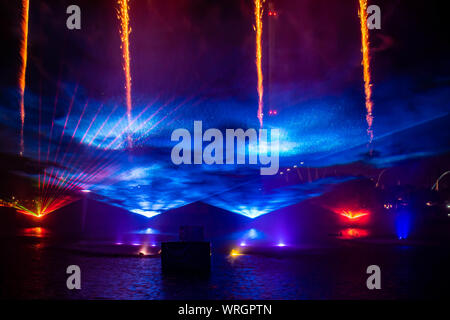 Orlando, Florida. August 23, 2019. Feuerwerk, tanzenden Fontänen und bunte Lichter in elektrischen Ocean in Seaworld Stockfoto