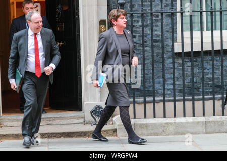 Westminster, London, 10. Sep 2019. DUP-Chef Arlene Foster und Stellvertretende Fraktionsvorsitzende Nigel Dodds lassen keine Downing Street 10 in Westminster, sagte zu treffen Premierminister Boris Johnson. Die DUP ist derzeit in einer Koalition mit der konservativen Partei. Credit: Imageplotter/Alamy leben Nachrichten Stockfoto