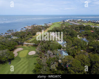 Häuser entlang den Golfplatz und den Atlantischen Ozean in South Carolina, USA. Stockfoto