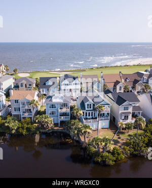 Luftaufnahme der Häuser auf den Golfplatz und den Atlantischen Ozean in South Carolina. Stockfoto