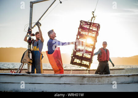 Familie Betrieb ihrer Fischerboot. Stockfoto