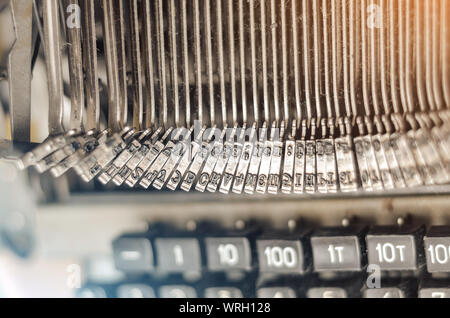 Beförderung Block mit Buchstaben in einer alten mechanischen Schreibmaschine. Nahaufnahme, offene Blende. Stockfoto