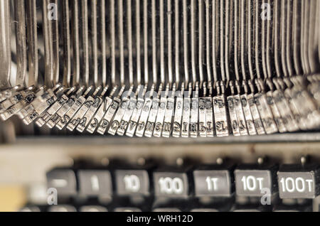 Beförderung Block mit Buchstaben in einer alten mechanischen Schreibmaschine. Nahaufnahme, offene Blende. Stockfoto