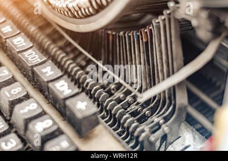 Beförderung Block mit Buchstaben in einer alten mechanischen Schreibmaschine. Nahaufnahme, offene Blende. Stockfoto