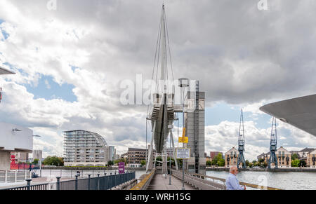 London, England, Großbritannien - 01 September, 2019: Royal Victoria Dock Bridge Stockfoto