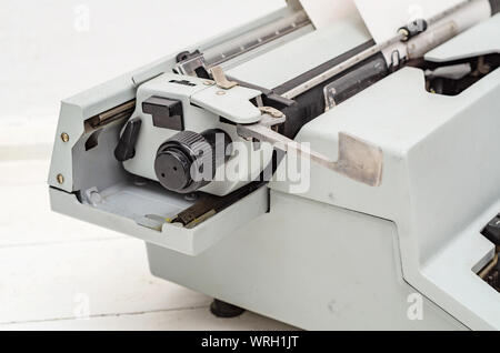 Papier ist in der Welle von einer mechanischen Schreibmaschine geladen. Stockfoto