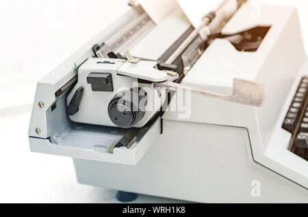 Papier ist in der Welle von einer mechanischen Schreibmaschine geladen. Stockfoto