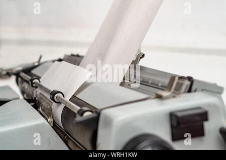 Papier ist in der Welle von einer mechanischen Schreibmaschine geladen. Stockfoto