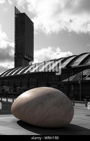 Stein Skulptur, Bridgewater Hall, Barbirolli Square, Manchester Central Conference Center, Hilton Hotel, Beetham Tower, Großbritannien Stockfoto